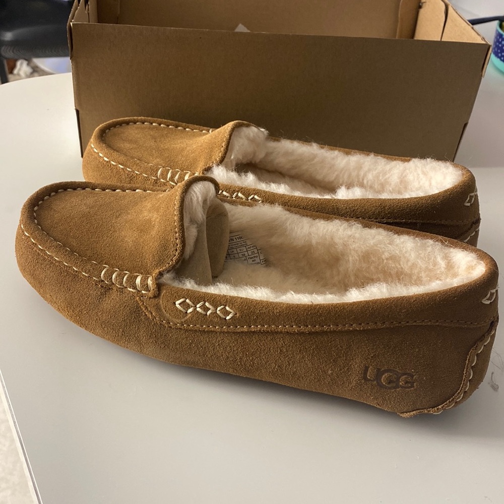 New in Box UGG Ansley slippers